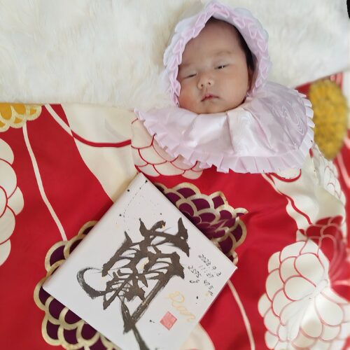 お宮参りの撮影に蘭ちゃんのおしゃれな命名書